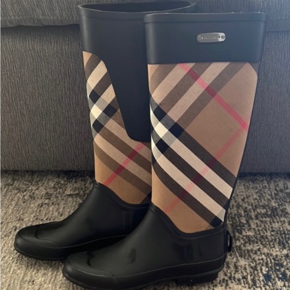EUC!!! Authentic Burberry rain/snow boots